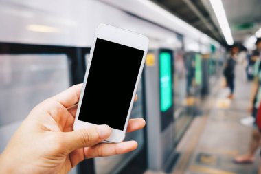 Smartphone siyah ekran el Tren İstasyonu bulanık insanlara