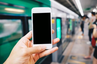 Smartphone siyah ekran el Tren İstasyonu bulanık insanlara