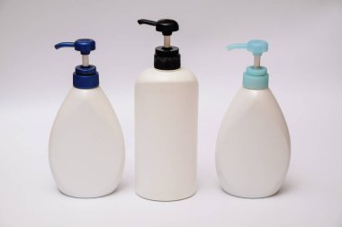 Losyon Kozmetik Şişeler beyaz zemin üzerine pompa