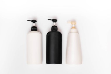 Tedavisi cilt bakımı vb kozmetik koleksiyonu beyaz arka planda, şampuan şişeleri çorba