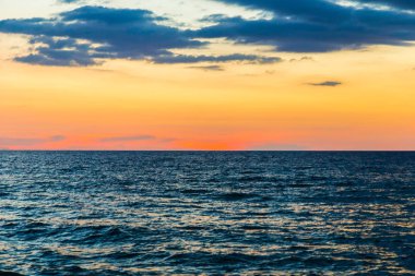 Sahilde güzel bir günbatımı manzara