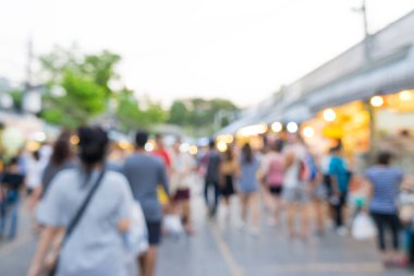 Bulanık insanlar alışveriş hafta sonu Pazar Caddesi üzerinde