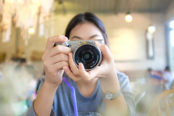 Fashion Concept Womenholding Camera While Sitting Cafe Photographer Mirrorless Camera — Stock Photo, Image