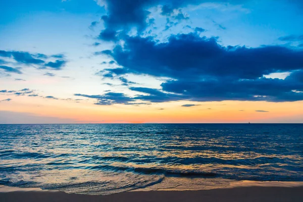 Hermosa escena puesta de sol en la playa — Foto de Stock