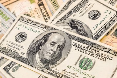 10 ve 100 ABD Doları banknot yakın çekim