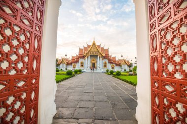 Mermer buddha Tapınağı Wat Benchamabopit Dusitvanaram günbatımı