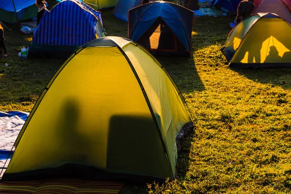 Camping Tent Gras Terwijl Zonstijging Berg — Stockfoto