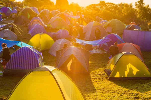 Camping Tent Gras Terwijl Zonstijging Berg — Stockfoto