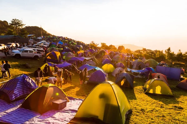 Tenda Campeggio Sull Erba Mentre Sorge Sole Sulla Montagna — Foto Stock