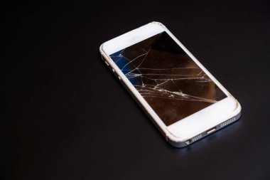 Smartphone kırık ekran siyah arka plan üzerine
