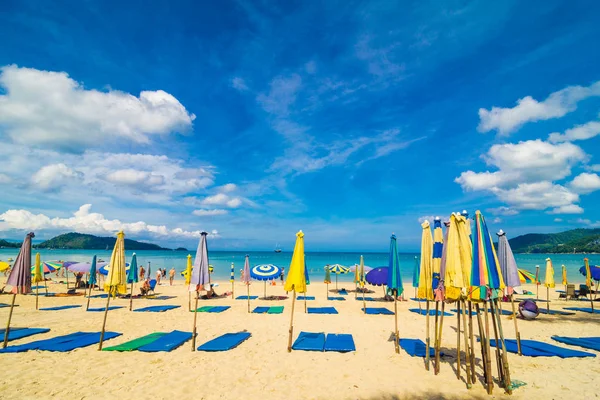 Verão cadeira de praia na ilha férias relaxar ao sol w — Fotografia de Stock