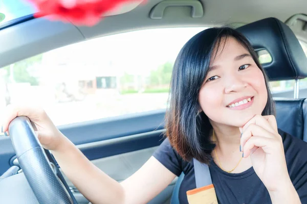 驾驶一辆汽车内的亚洲美女 — 图库照片