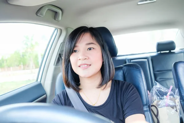 Азиатские Красивые Женщины Рулем Автомобиля Внутри Наслаждения Дорожной Поездкой — стоковое фото