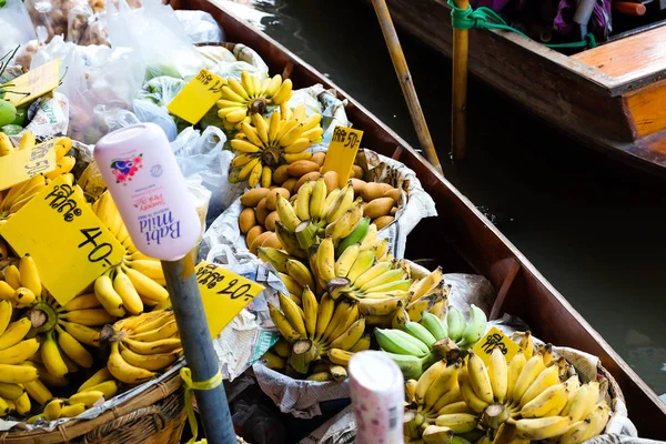 Traditional fruit and vegetable in floating market — Stock Photo, Image