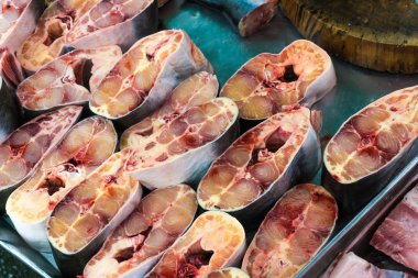 Yerel pazarda taze çiğ deniz ürünleri