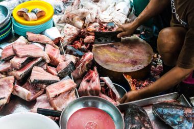 Yerel pazarda taze çiğ deniz ürünleri