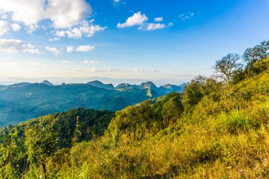 Dağ tepe manzara yeşil çimen 
