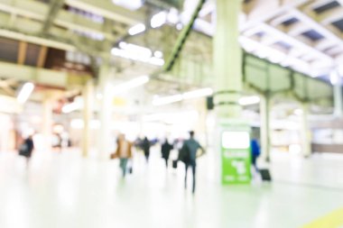 İnsanlar acele tren istasyonunda bulanıklık