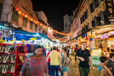 Singapur - 5 Mart: Alışveriş yürümek-den geçerek bir Chinatown Pazar geceleri 5 Mart 2015 Singapur. Şehrin devletin etnik Çin Mahallesi'nde 1820s yerleşme başladı.
