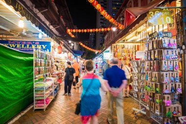 Singapur - 5 Mart: Alışveriş yürümek-den geçerek bir Chinatown Pazar geceleri 5 Mart 2015 Singapur. Şehrin devletin etnik Çin Mahallesi'nde 1820s yerleşme başladı.