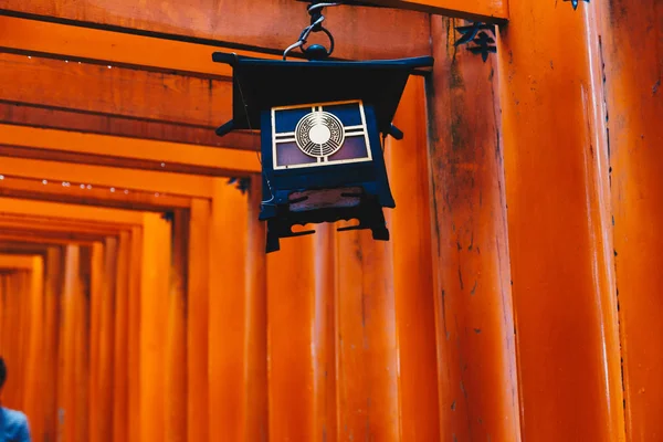 Kırmızı ahşap Tori kapıda Fushimi Inari tapınak Kyoto — Stok fotoğraf