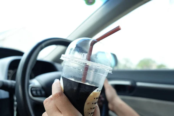 Asiatisk kvinna kör bil med kaffe drink — Stockfoto