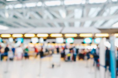 Check-in için bekleyen havaalanında crowed yolcu bulanık