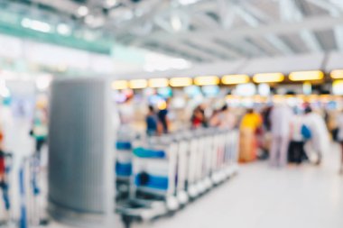 İnsanlar hareket iş havaalanında odak bulanık