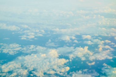 Mavi Gökyüzü bulutlu arka plan görünüm üstüne ile