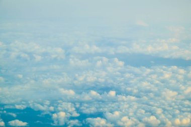 Mavi Gökyüzü bulutlu arka plan görünüm üstüne ile