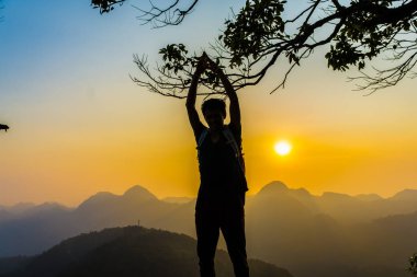 Hiking adam stand günbatımı keyfini tepe üzerinde