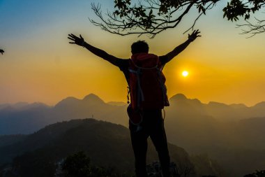 Hiking adam stand günbatımı keyfini tepe üzerinde