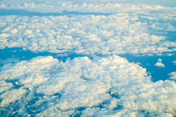 Ciel bleu avec fond nuageux au-dessus de la vue — Photo