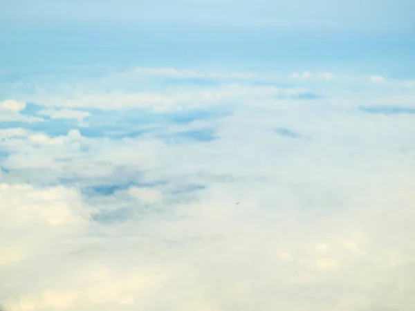Γαλάζιο του ουρανού με θολό φόντο πάνω από άποψη — Φωτογραφία Αρχείου