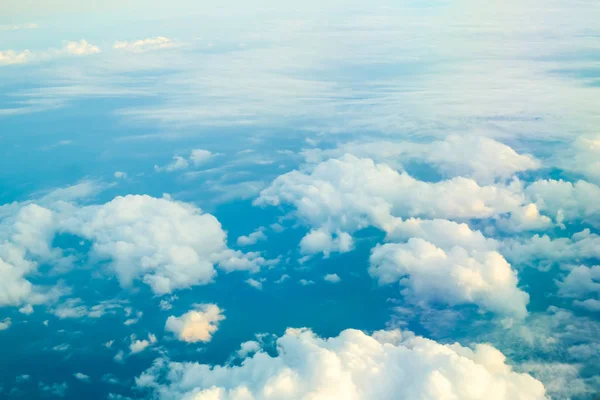 Blauwe hemel met de bewolkte achtergrond boven weergave — Stockfoto