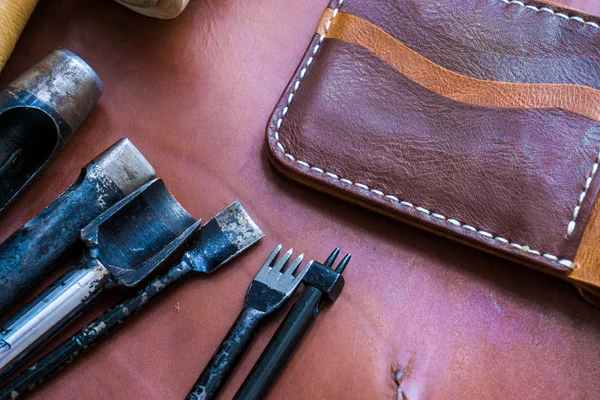 Cuero genuino con herramienta de artesanía para hacer billetera — Foto de Stock