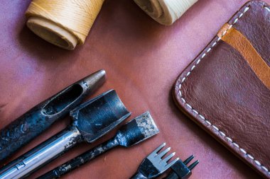 İçin işçilik aracı ile hakiki deri cüzdan yapmak