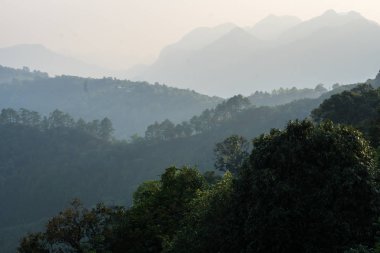 Akşam beyaz bulut dağ katmanı arka plan