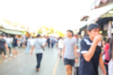 Bulanık insanlar Chatuchak Jj pazarda sokak yürüyüş