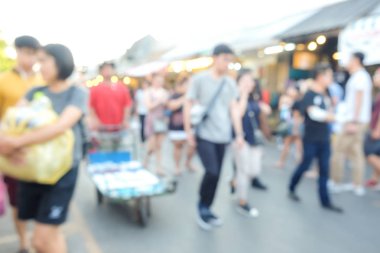 Bulanık insanlar Chatuchak Jj pazarda sokak yürüyüş