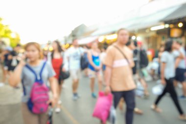 Bulanık insanlar Chatuchak Jj pazarda sokak yürüyüş