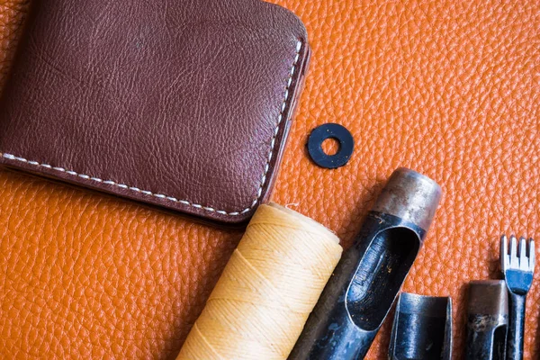Cuero genuino con herramienta de artesanía para hacer billetera — Foto de Stock