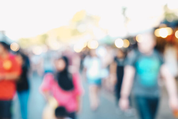 Размытые люди, идущие по улице Чатучак ДжейДжей
