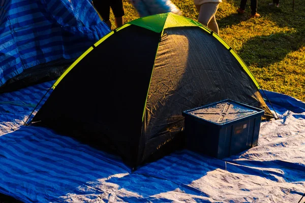 Namiot kempingowy na trawie a wschód słońca — Zdjęcie stockowe