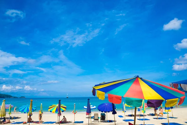 大海沙滩与人们休闲和五颜六色的雨伞 — 图库照片