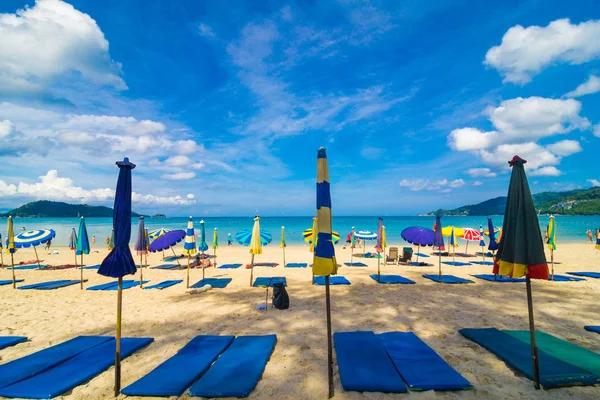 沙滩椅夏天岛度假度假放松在太阳 w — 图库照片