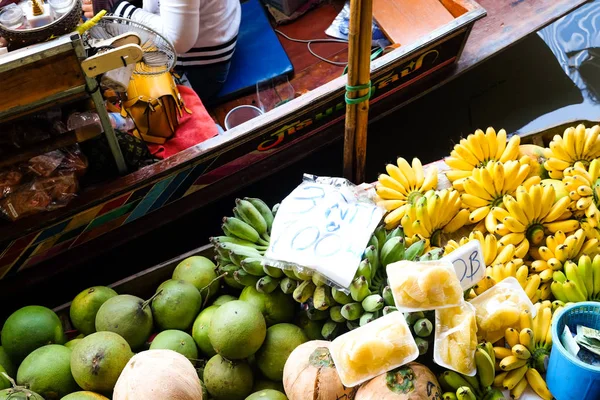 Tradiční ovoce a zeleniny v plovoucí trh — Stock fotografie