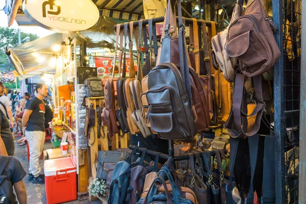 Bolsa de couro vender na loja no mercado Chatuchak wekkend — Fotografia de Stock