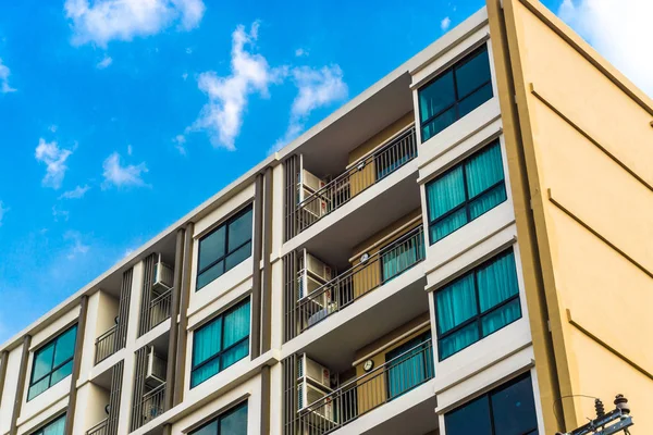 Apartamento edificio residencial en la ciudad moderna — Foto de Stock