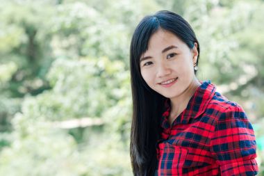 Genç backpacker kadınlar zevk nakil doğa, seyahat sırasında tatil zamanı